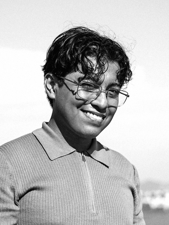 Retrato en blanco y negro de Alejandro Vera en el mirador, con la bahía de Manzanillo al fondo.