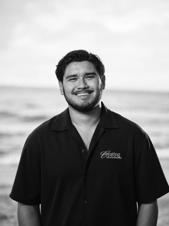 Retrato en blanco y negro de Rick Acosta en la playa.