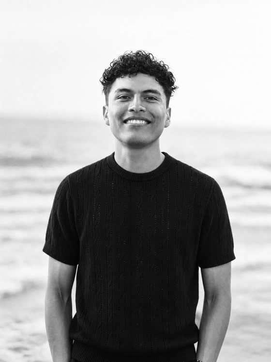 Retrato en blanco y negro de Roberto Carlos en la playa.